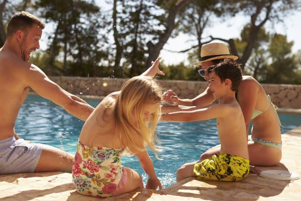 Famille profitant d'un hébergement de vacances confortable